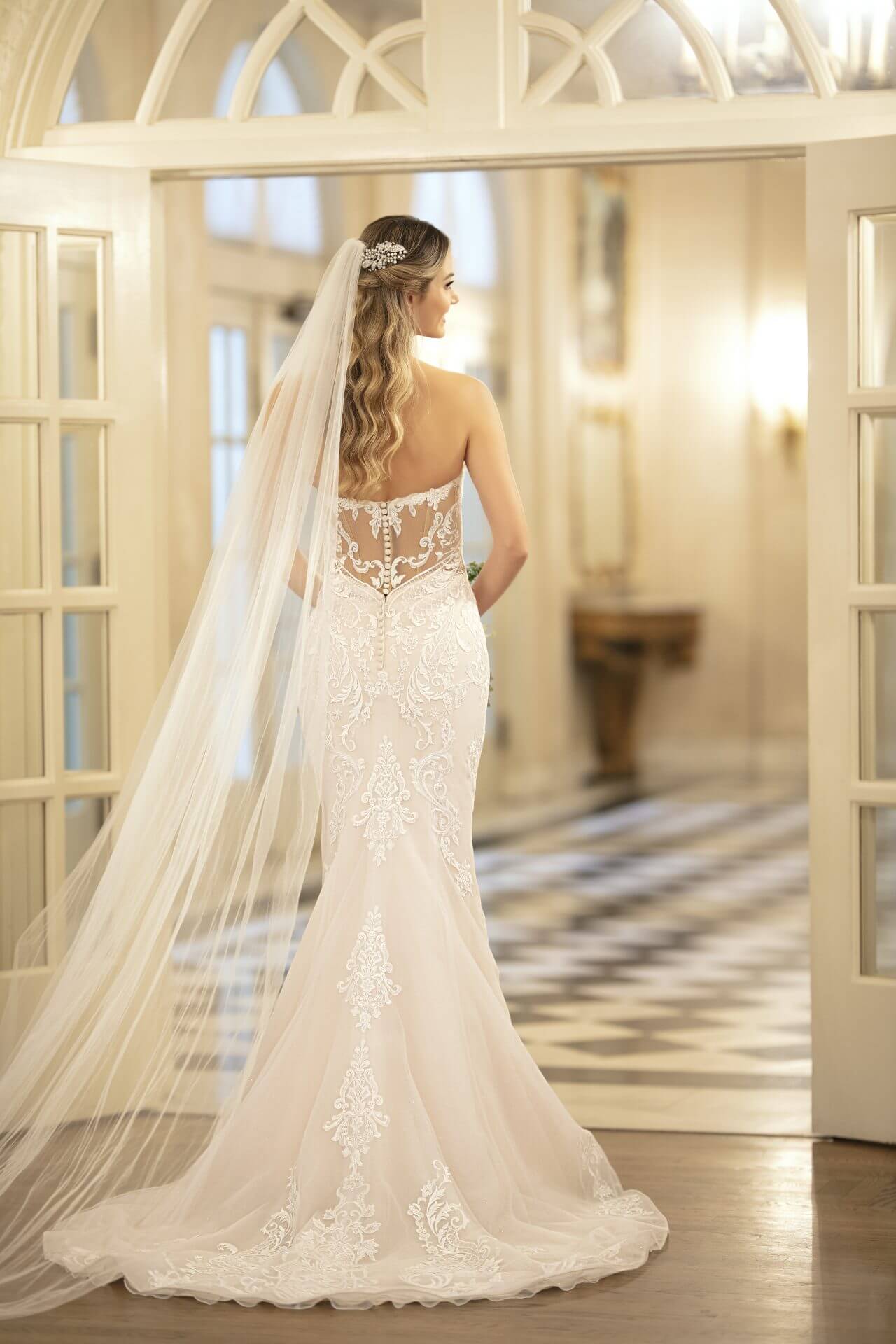 hochzeitsrausch Brautmoden - Stella York Brautkleid mit Spitzenrücken und langer Schleppe