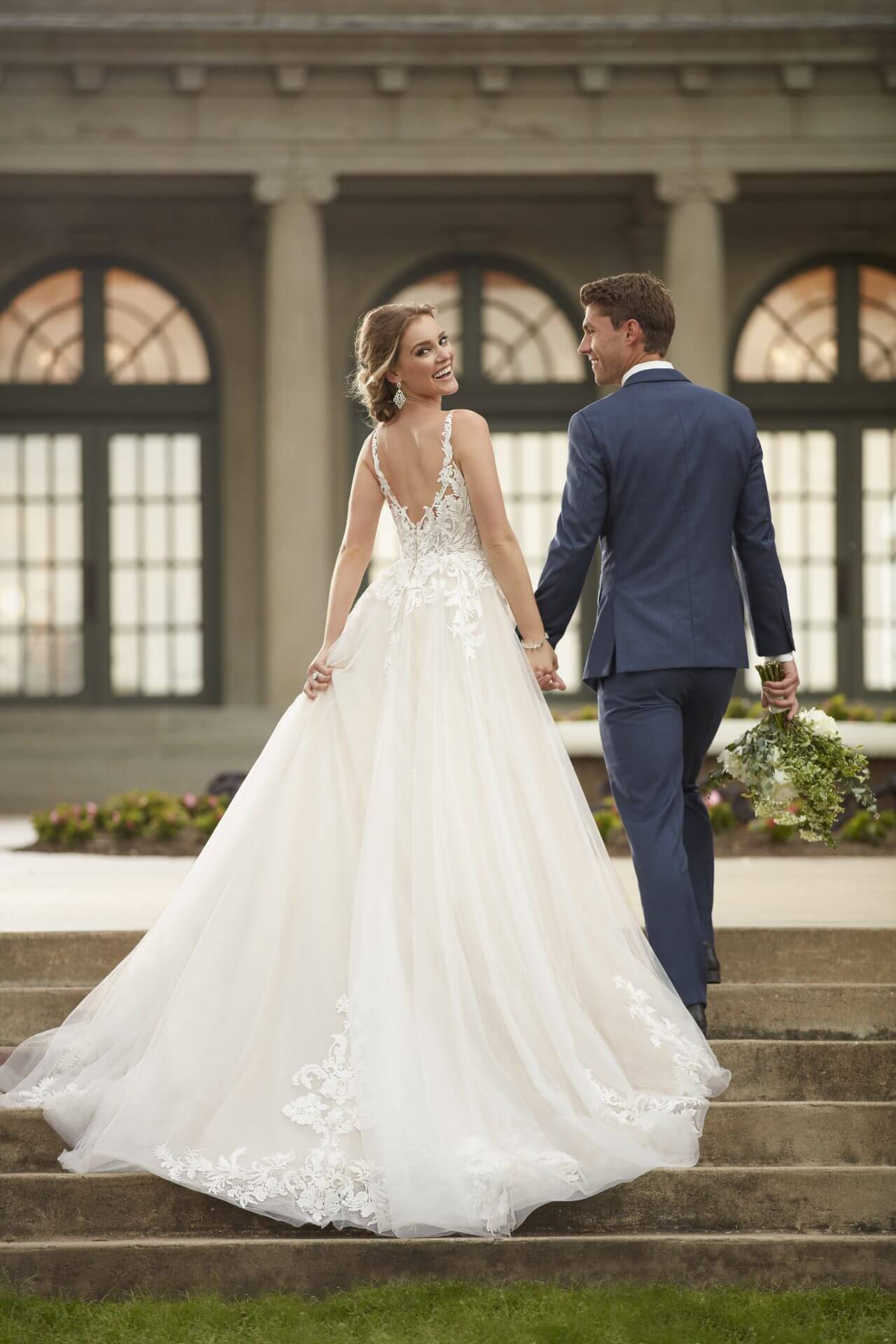 hochzeitsrausch Brautmoden - Stella York Brautkleid mit Spitzenrücken und fließendem Rock, romantische Hochzeitsszene