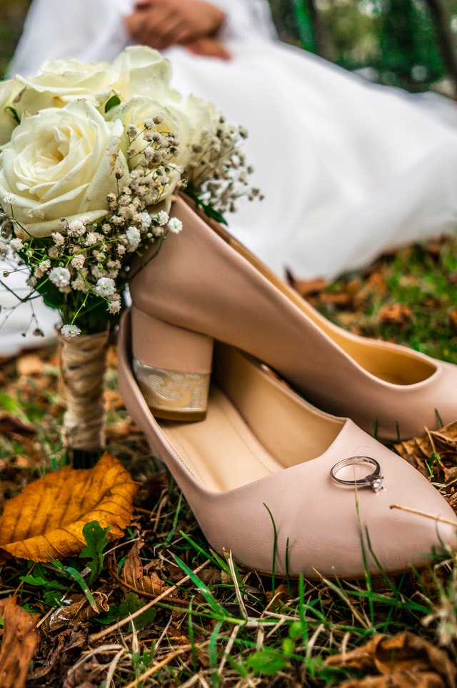 Schuh mit Verlobungsring