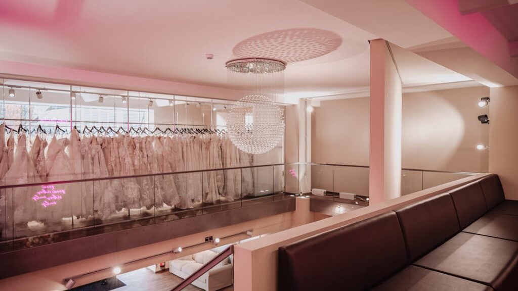 hochzeitsrausch Brautmoden Frankfurt am Main - elegante Brautkleider-Auswahl in stilvollem Showroom mit moderner Beleuchtung