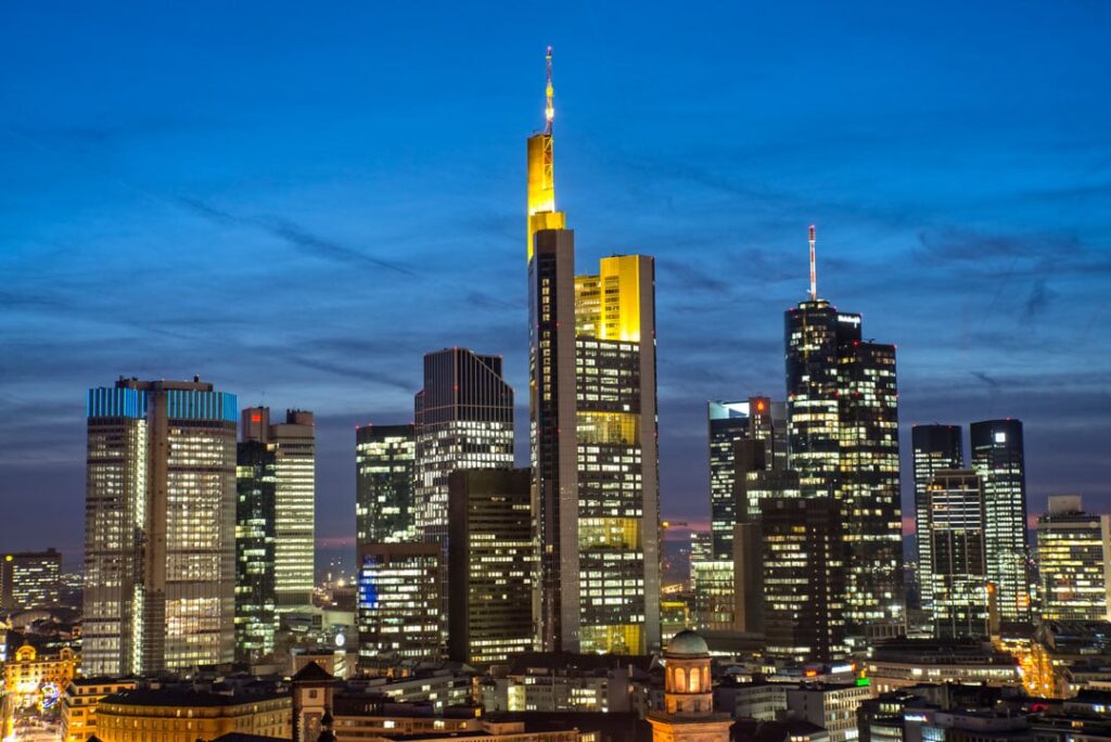 Frankfurt Skyline bei Nacht, nahe hochzeitsrausch Brautmoden, ideal für Hochzeitsplanung in atemberaubender Kulisse.