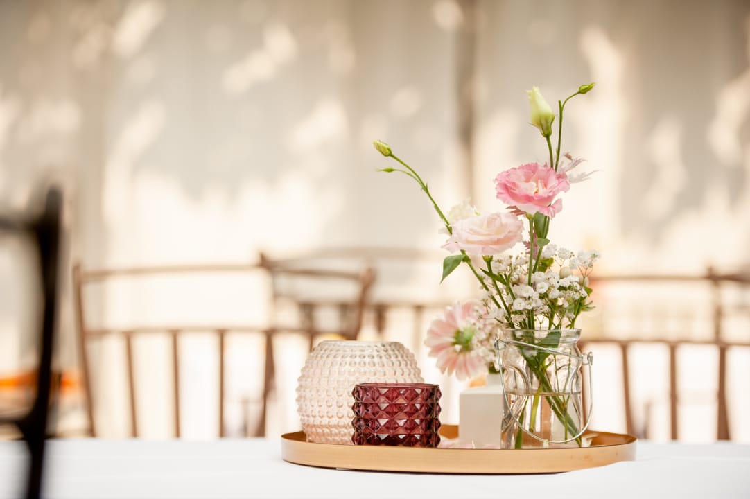 hochzeitsrausch Brautmoden - Minimalistische Hochzeitstafel mit eleganter Blumendekoration und stilvollen Kerzen