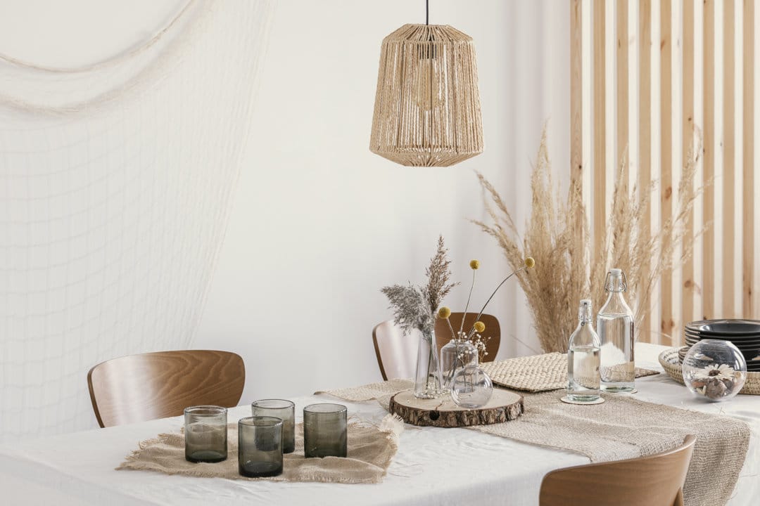 Minimalistische Hochzeitstafel mit Naturdeko, stilvoll gedeckt bei hochzeitsrausch Brautmoden.