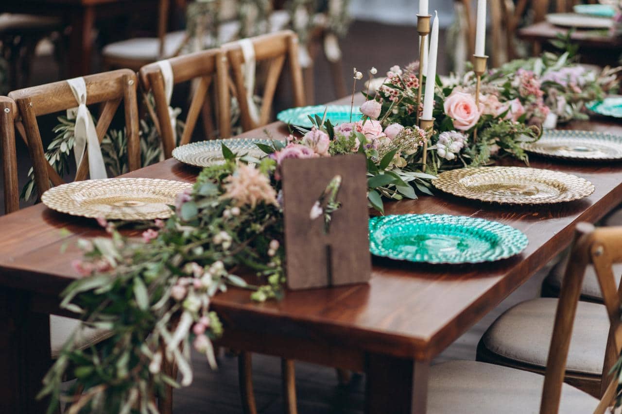 hochzeitsrausch Brautmoden - Boho Hochzeitstisch mit floraler Dekoration für eine nachhaltige Hochzeitsfeier