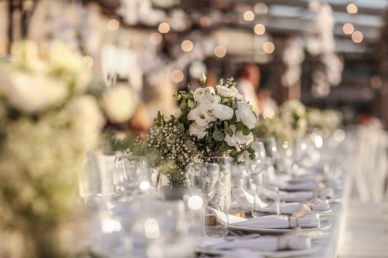 hochzeitsrausch Brautmoden - Elegante Hochzeitstafel mit Blumenarrangements und festlicher Dekoration für magische Momente