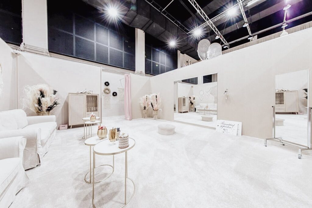 hochzeitsrausch Brautmoden - Eleganter Showroom in Koeln mit stilvollem Interieur für Brautkleider und Hochzeitsplanung