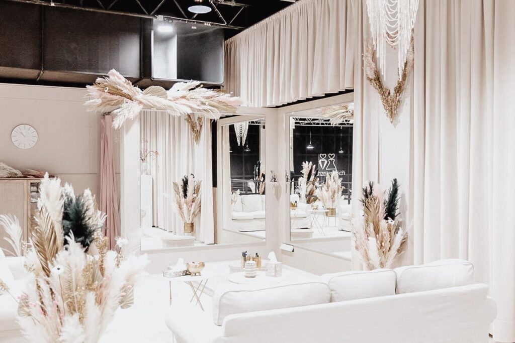 hochzeitsrausch Brautmoden - Eleganter Showroom in Koeln mit stilvoller Dekoration und modernen Brautkleidern