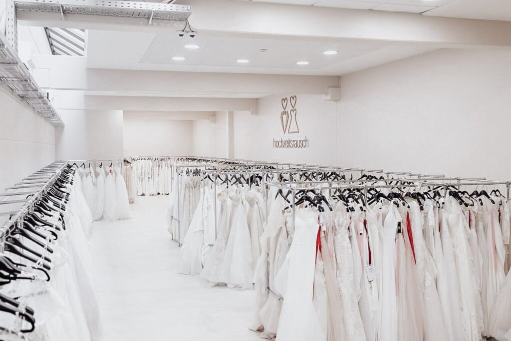 hochzeitsrausch Brautmoden Köln - Auswahl an Brautkleidern in elegantem Showroom, stilvolle Atmosphäre