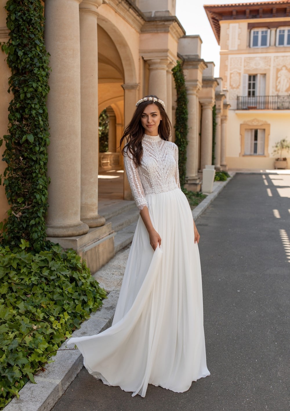 hochzeitsrausch Brautmoden - Elegantes Brautkleid mit Spitzenoberteil und fließendem Rock in romantischem Ambiente
