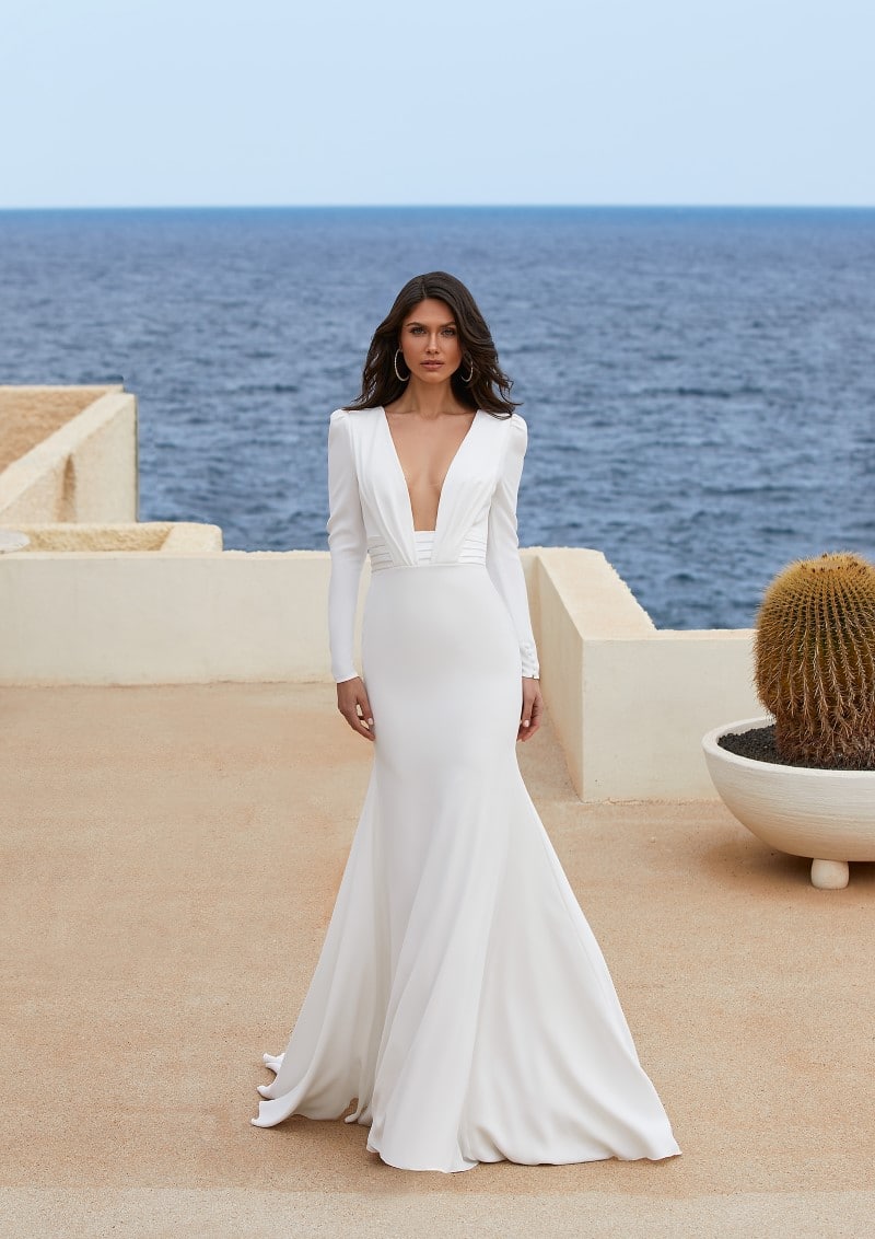 hochzeitsrausch Brautmoden - Elegantes Fit and Flare Brautkleid mit tiefem V-Ausschnitt und langen Ärmeln am Meer