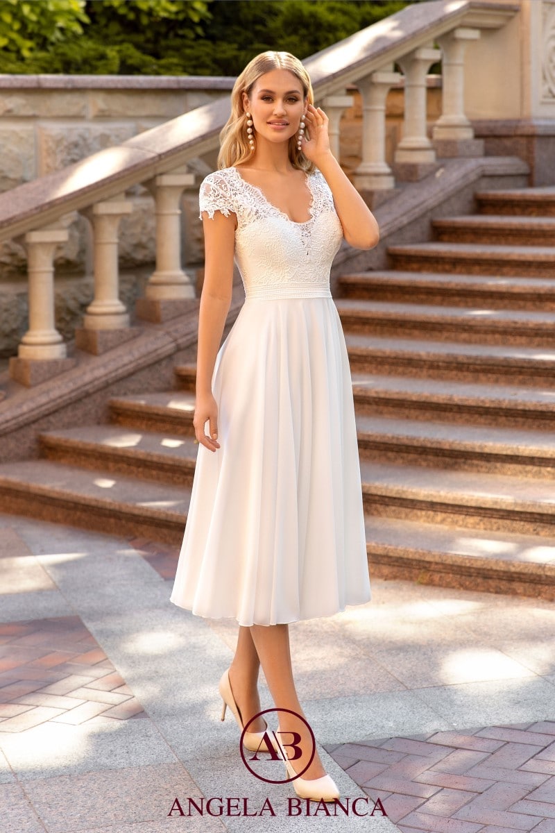 hochzeitsrausch Brautmoden - Elegantes Angela Bianca Brautkleid mit Spitzenärmeln und fließendem Rock
