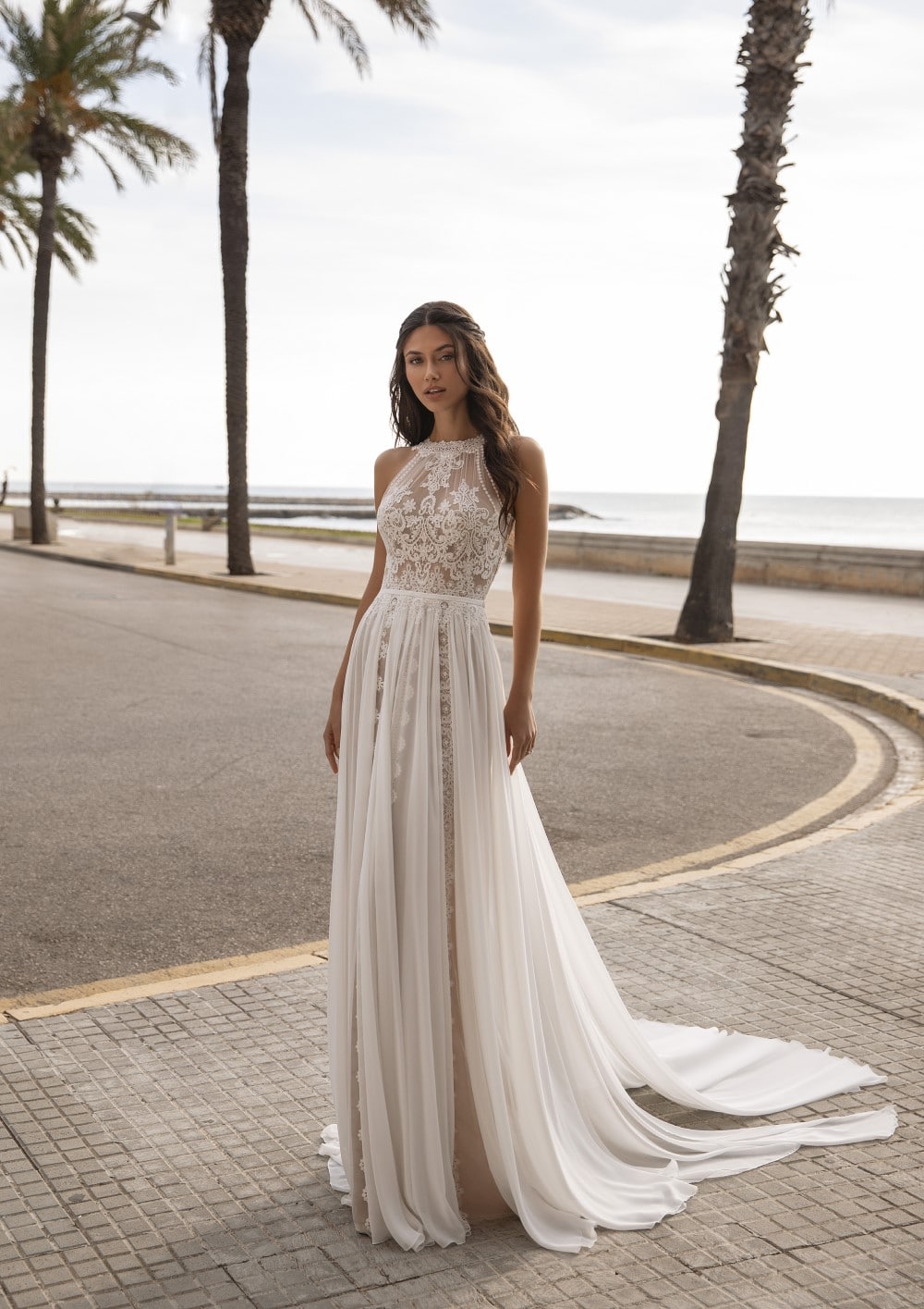 hochzeitsrausch Brautmoden - Elegantes Brautkleid mit Spitze und fließendem Rock vor Strandkulisse