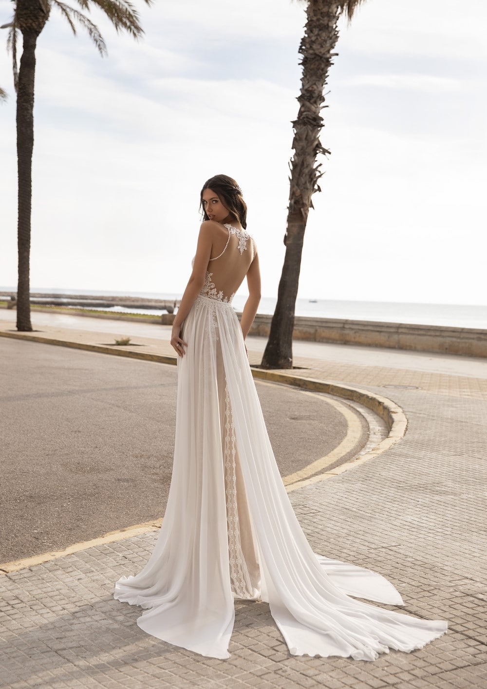 hochzeitsrausch Brautmoden - Brautkleid mit Tatto-Spitze und fließendem Rock am Strand