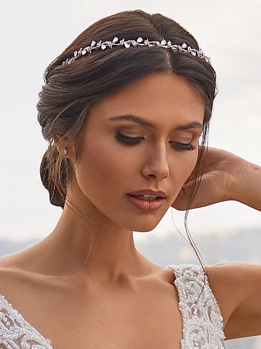 hochzeitsrausch Brautmoden - Brautkleid mit Spitze und eleganter Haaraccessoire, romantische Hochzeitsstimmung