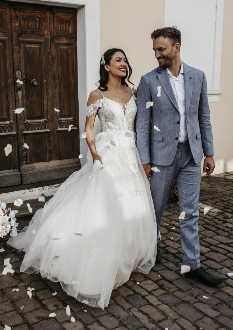 hochzeitsrausch Brautmoden - Klassisches A-Linien Brautkleid mit Spitzenärmeln und romantischem Flair