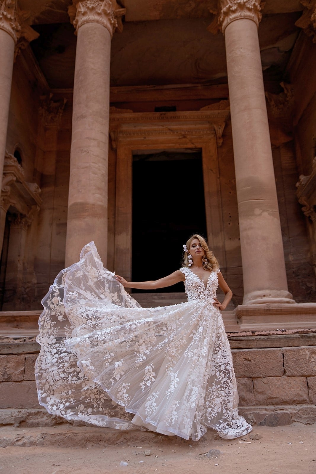 hochzeitsrausch Brautmoden - Elegantes Brautkleid mit Spitze und Schleppe, perfekte Wahl für eine magische Hochzeit