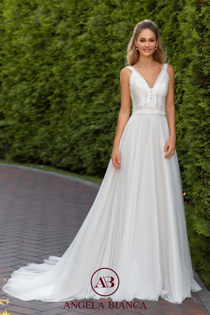 hochzeitsrausch Brautmoden - Elegantes Brautkleid mit Spitzenoberteil und fließendem Rock, ideal für eine magische Hochzeit