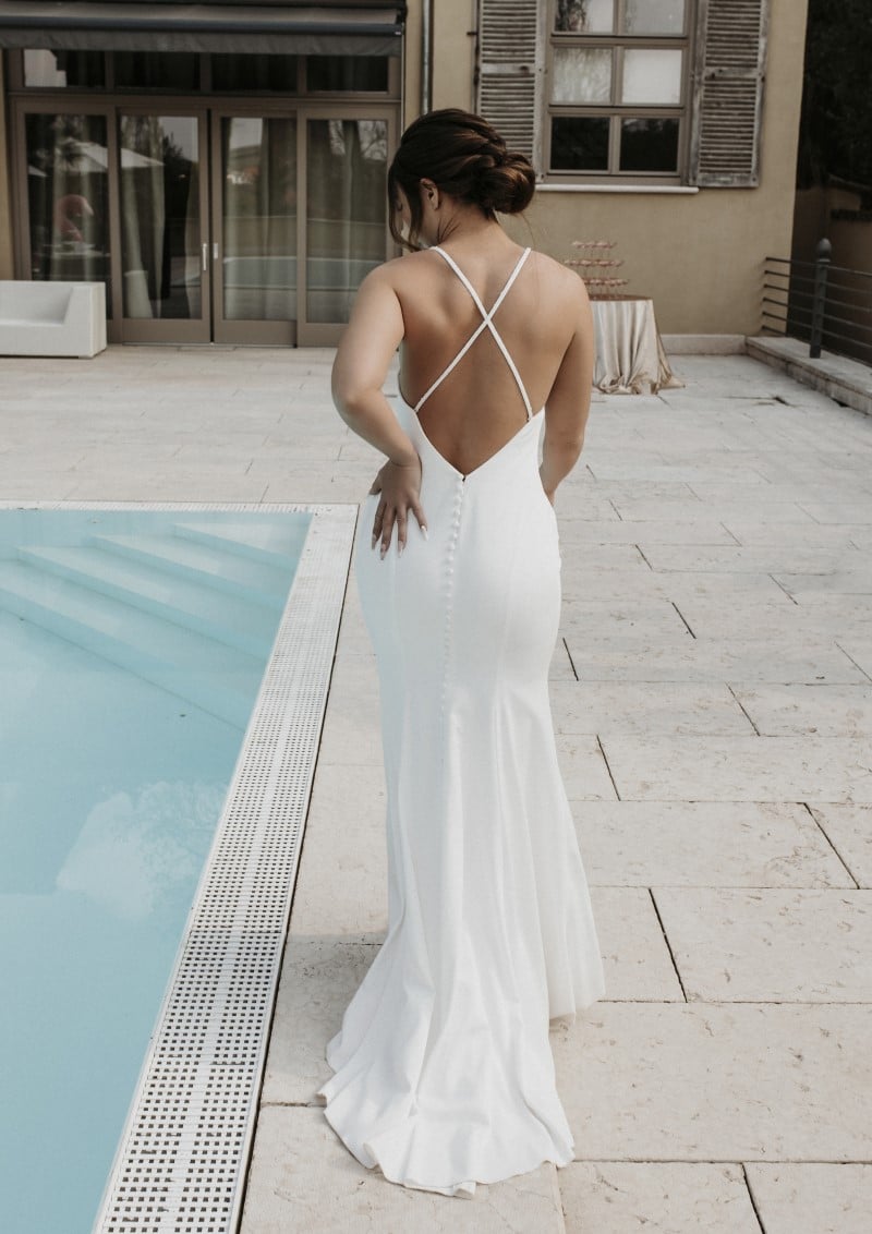 hochzeitsrausch Brautmoden - Figurbetontes Brautkleid mit eleganter Rückenansicht und Spaghettiträgern am Pool