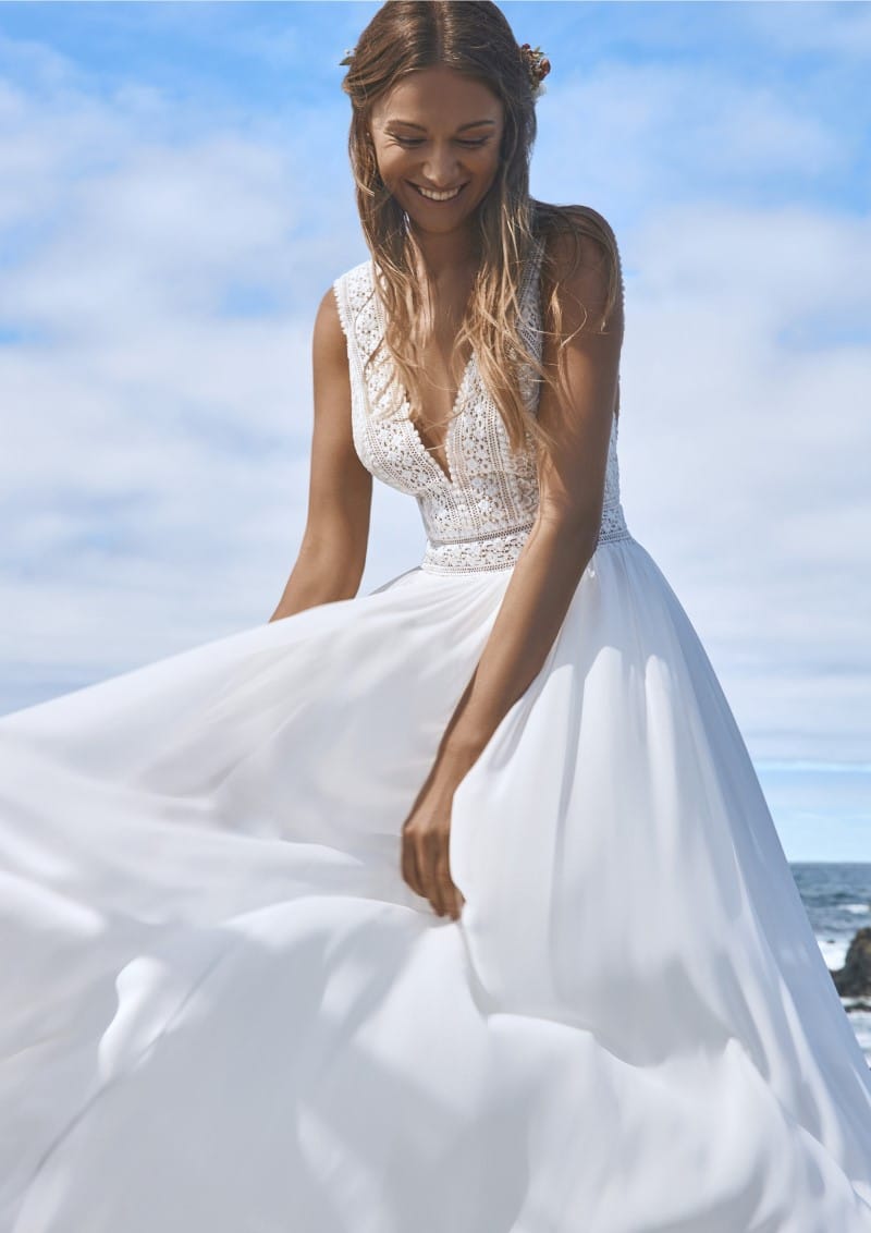hochzeitsrausch Brautmoden - Stella York Brautkleid mit Spitzenoberteil und fließendem Rock am Strand
