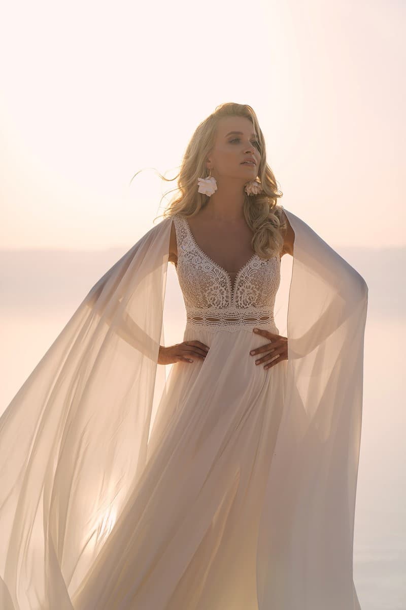 hochzeitsrausch Brautmoden - Elegantes Brautkleid mit Spitzenoberteil und fließendem Chiffonrock im Sonnenlicht