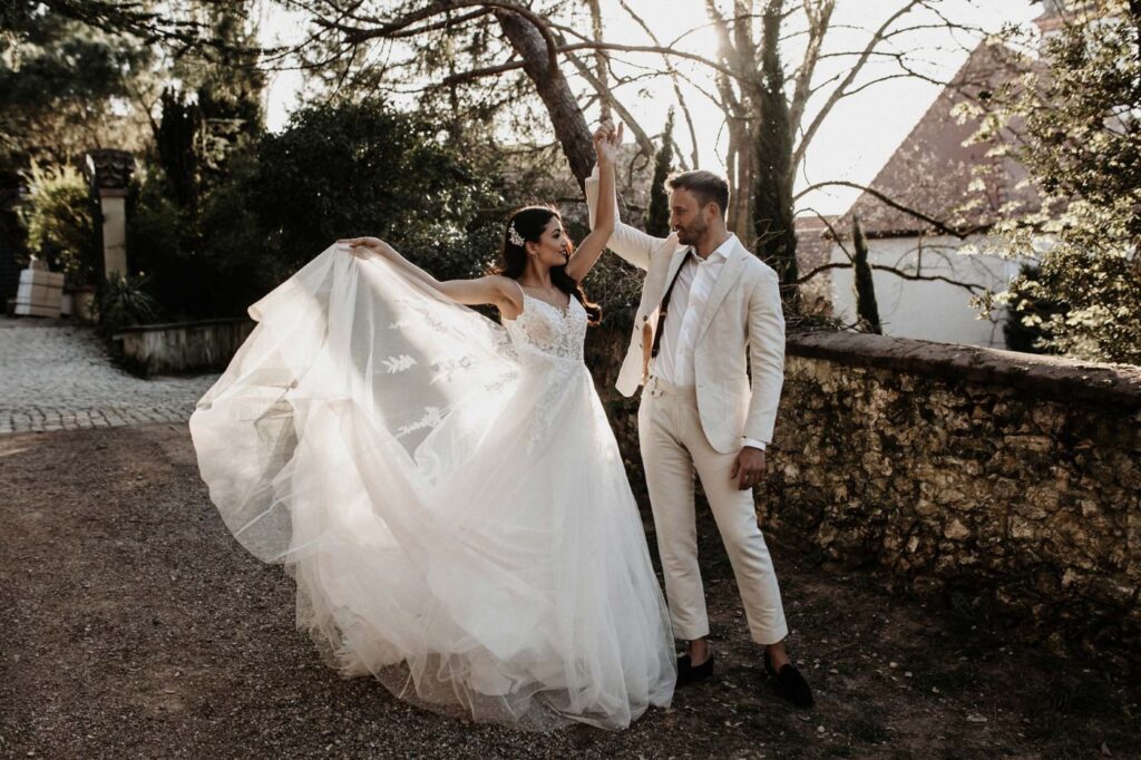 hochzeitsrausch Brautmoden - Brautkleid mit Tüllrock und Spitzenoberteil, romantische Stimmung im Garten