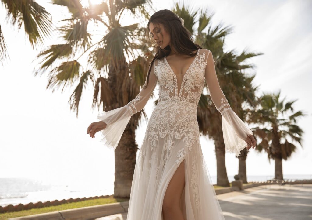 hochzeitsrausch Brautmoden - Brautkleid mit Spitze und V-Ausschnitt, romantisch unter Palmen, ideal für Strandhochzeiten