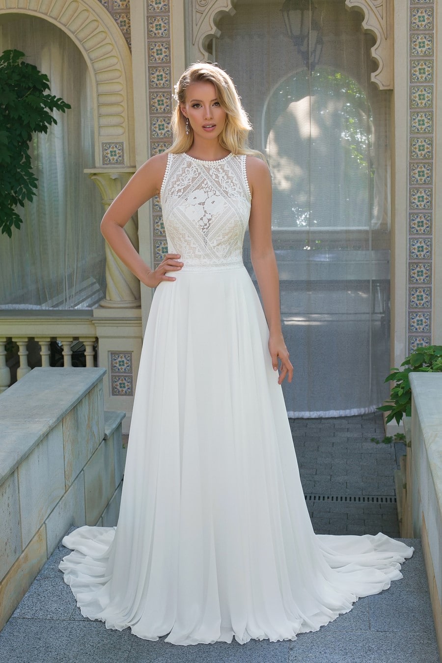 hochzeitsrausch Brautmoden - Elegantes Brautkleid mit Spitzenoberteil und fließendem Rock, ideal für eine magische Hochzeit