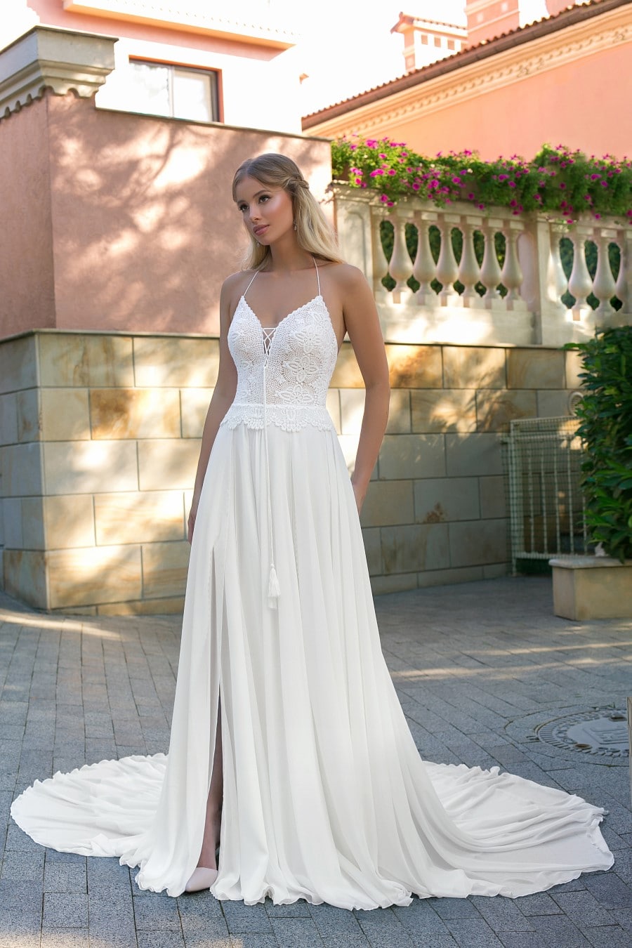 hochzeitsrausch Brautmoden - Elegantes Brautkleid mit Spitzenoberteil und fließendem Rock im Gartenambiente