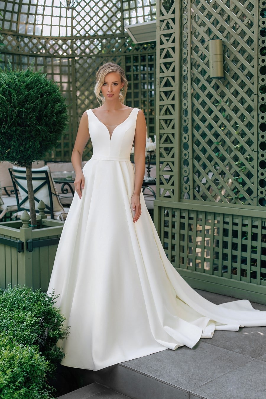 hochzeitsrausch Brautmoden - Elegantes Brautkleid mit tiefem V-Ausschnitt und A-Linie im Garten-Setting