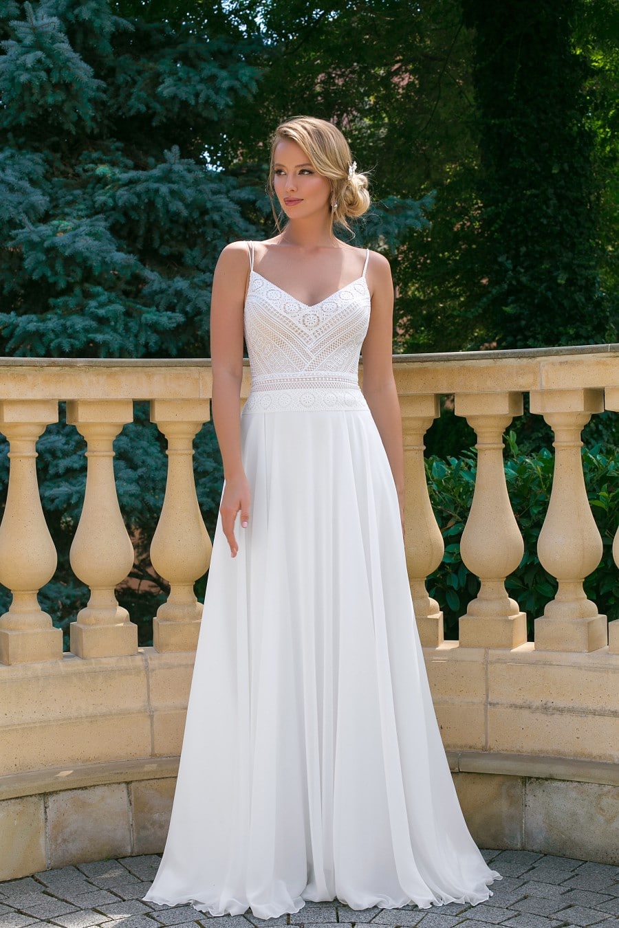 hochzeitsrausch Brautmoden - Elegantes Brautkleid mit Spitzenoberteil und fließendem Rock im Garten-Setting