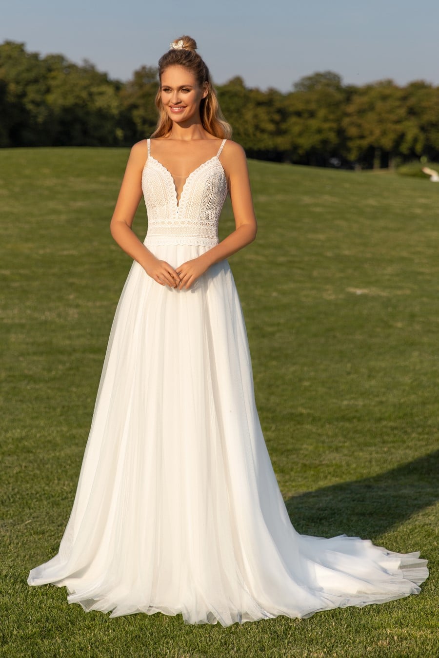hochzeitsrausch Brautmoden - Elegantes Brautkleid mit Spitzenoberteil und V-Ausschnitt im Garten-Setting