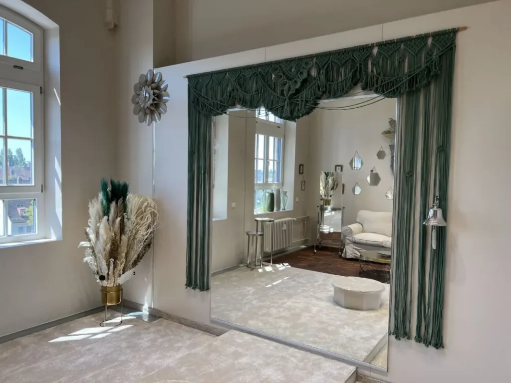 hochzeitsrausch Brautmoden - Eleganter Brautmoden-Showroom in Nürnberg mit stilvoller Dekoration und Spiegelwand