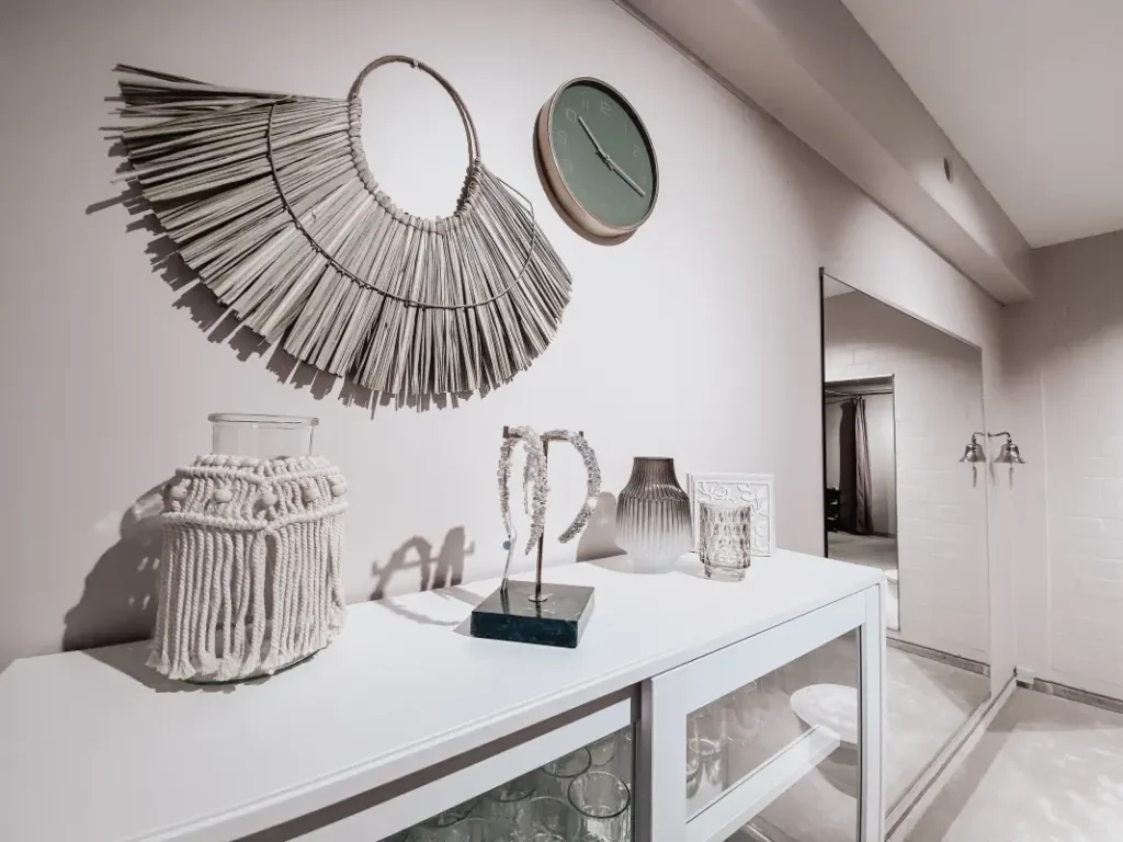 hochzeitsrausch Brautmoden - stilvolle Hochzeitsdeko mit Makramee und Keramikvasen im modernen Showroom