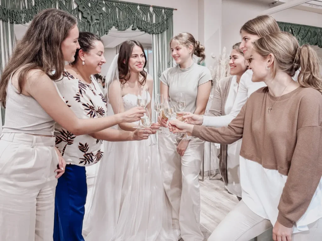 hochzeitsrausch Brautmoden - Brautkleid-Anprobe mit Begleitpersonen, festliche Stimmung im Hochzeitshaus