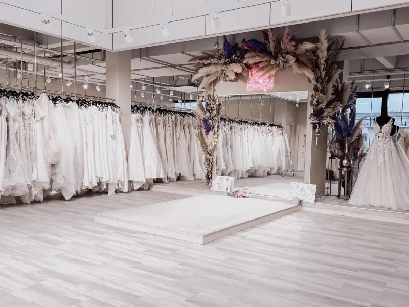 hochzeitsrausch Brautmoden - Elegante Brautkleider in modernem Showroom mit stilvoller Dekoration und Spiegelwand