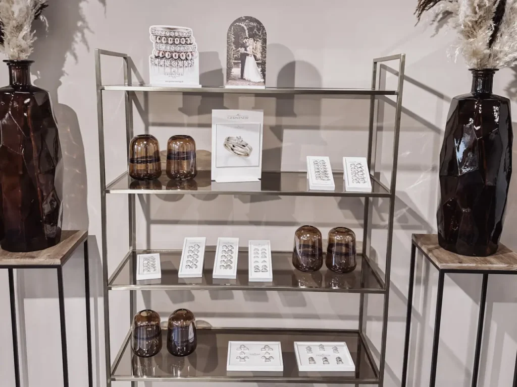 hochzeitsrausch Brautmoden - Elegante Eheringe und Trauringe in stilvoller Ausstellung, modernes Design für die Hochzeit