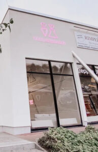 hochzeitsrausch Brautmoden Standort mit moderner Fassade und stilvollem Schaufenster in Berlin für Brautkleider und Hochzeitsmode
