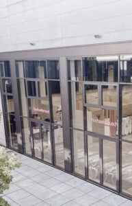 hochzeitsrausch Brautmoden - modernes Hochzeitshaus mit eleganter Glasfassade und stilvoller Inneneinrichtung