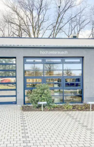 hochzeitsrausch Brautmoden Standort mit moderner Glasfassade und stilvollem Ambiente für Brautkleider und Hochzeitsplanung