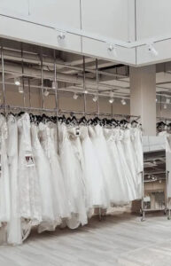 hochzeitsrausch Brautmoden - Auswahl an Brautkleidern im Hochzeitshaus, elegant und vielfältig präsentiert