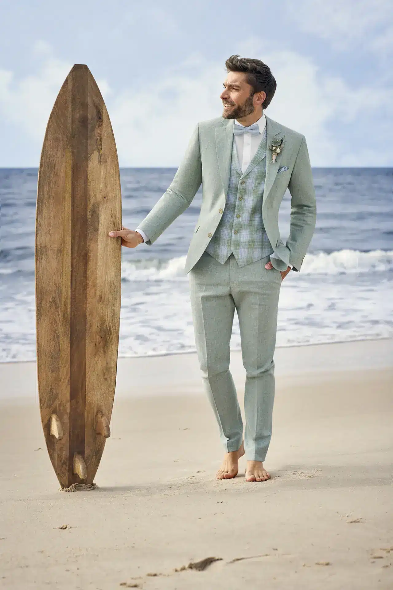 hochzeitsrausch Brautmoden - Eleganter Bräutigam-Anzug am Strand, perfekt für eine stilvolle Strandhochzeit