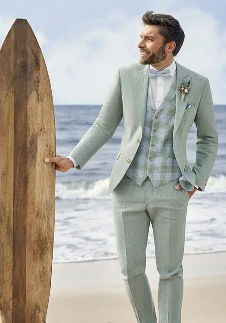 hochzeitsrausch Brautmoden - Eleganter Bräutigam-Anzug am Strand, ideal für stilvolle Hochzeiten
