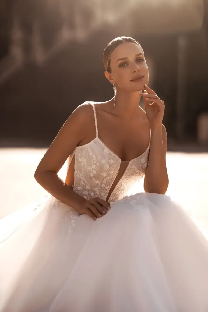Brautkleider mit quadratischem Ausschnitt