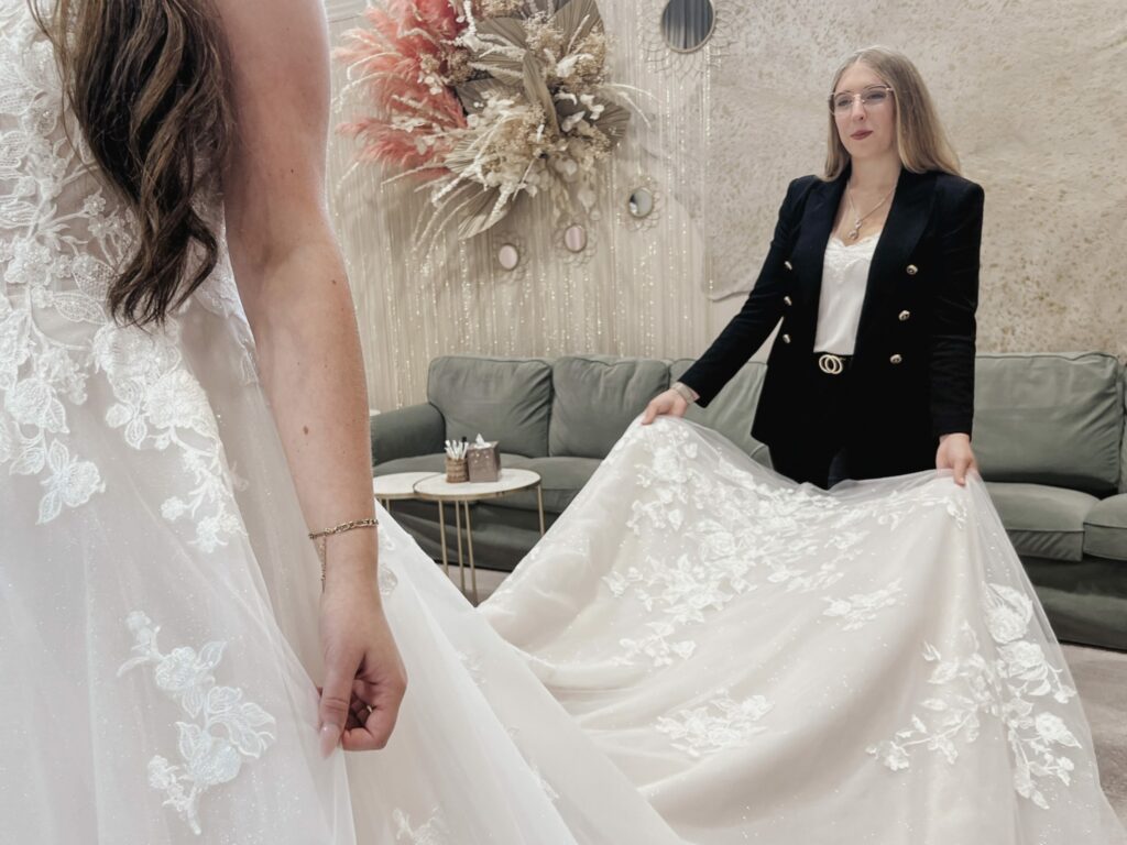 hochzeitsrausch Brautmoden - Brautkleid mit floraler Spitze und eleganter Schleppe in stilvollem Showroom
