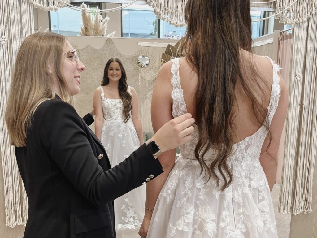 hochzeitsrausch Brautmoden - Brautkleid mit floraler Spitze und tiefem Rückenausschnitt im eleganten Hochzeitsambiente