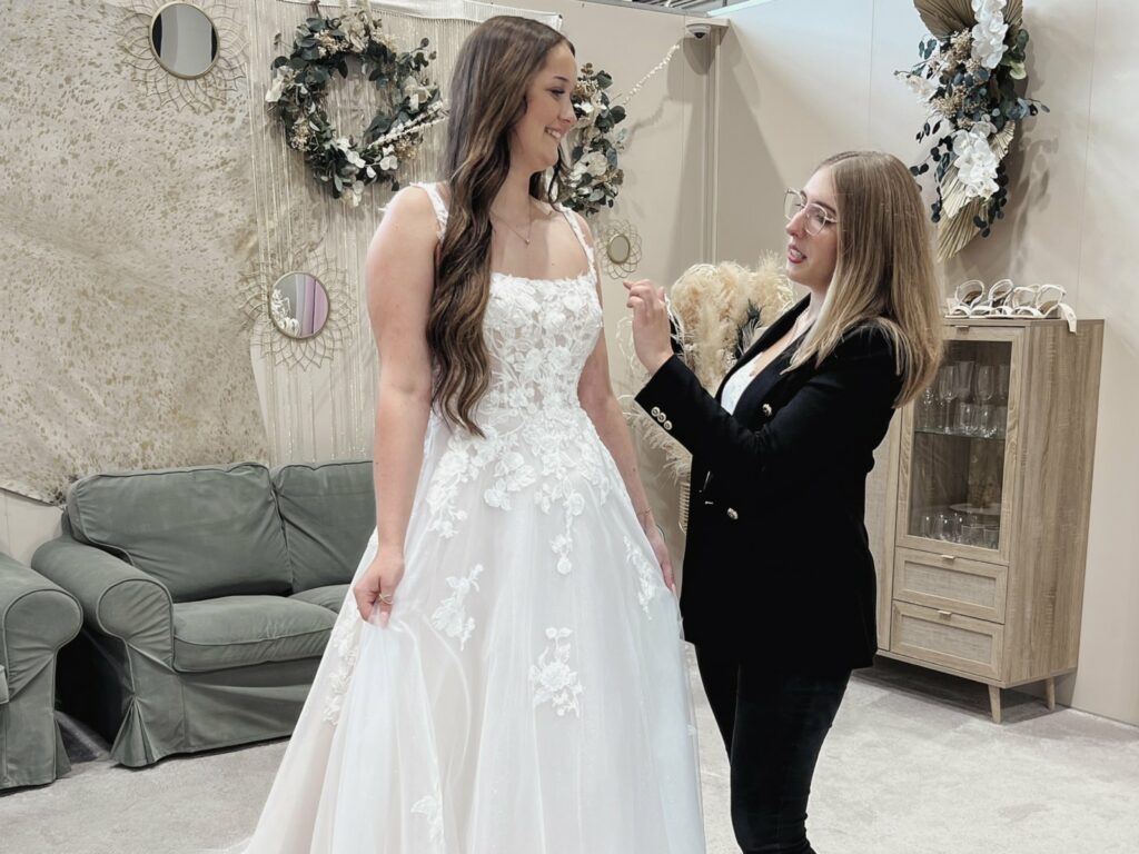 hochzeitsrausch Brautmoden - Brautkleid mit floralen Spitzenapplikationen, Beratung in elegantem Showroom-Setting
