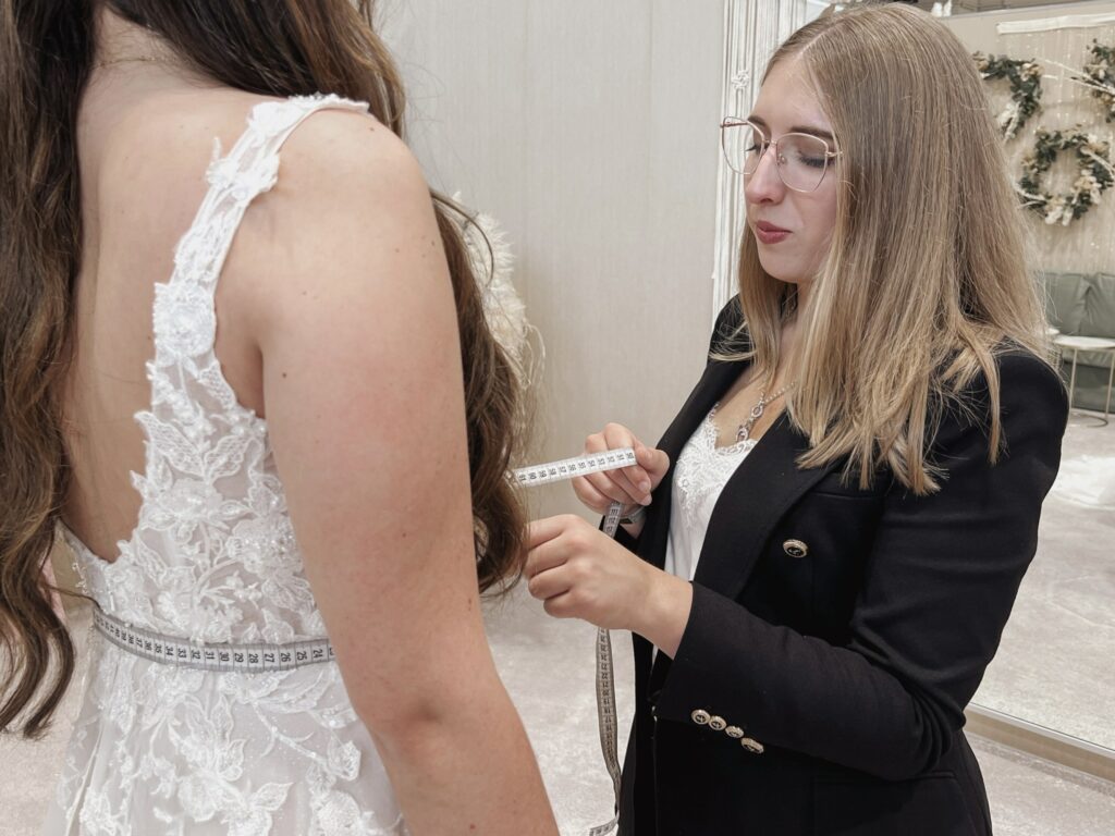 hochzeitsrausch Brautmoden - Brautkleid mit floraler Spitze und eleganter Beraterin im stilvollen Hochzeitshaus