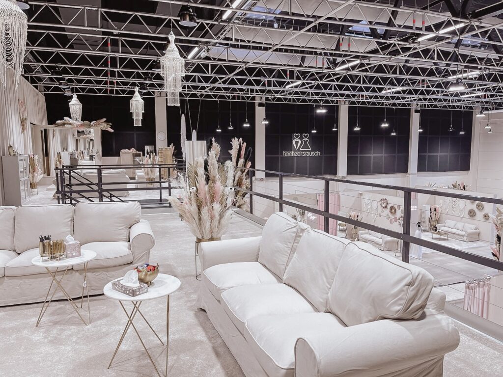hochzeitsrausch Brautmoden - Eleganter Showroom in Hürth mit stilvoller Brautmode-Ausstellung und gemütlicher Lounge-Atmosphäre