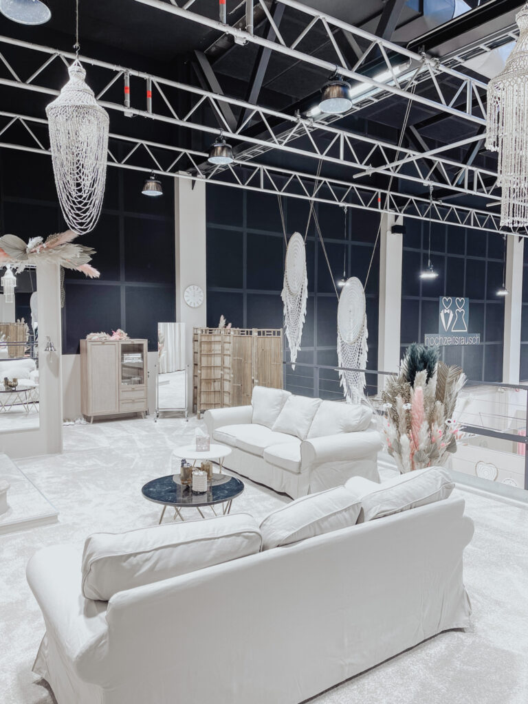hochzeitsrausch Brautmoden - Eleganter Showroom mit stilvoller Hochzeitsdekoration und modernen Möbeln