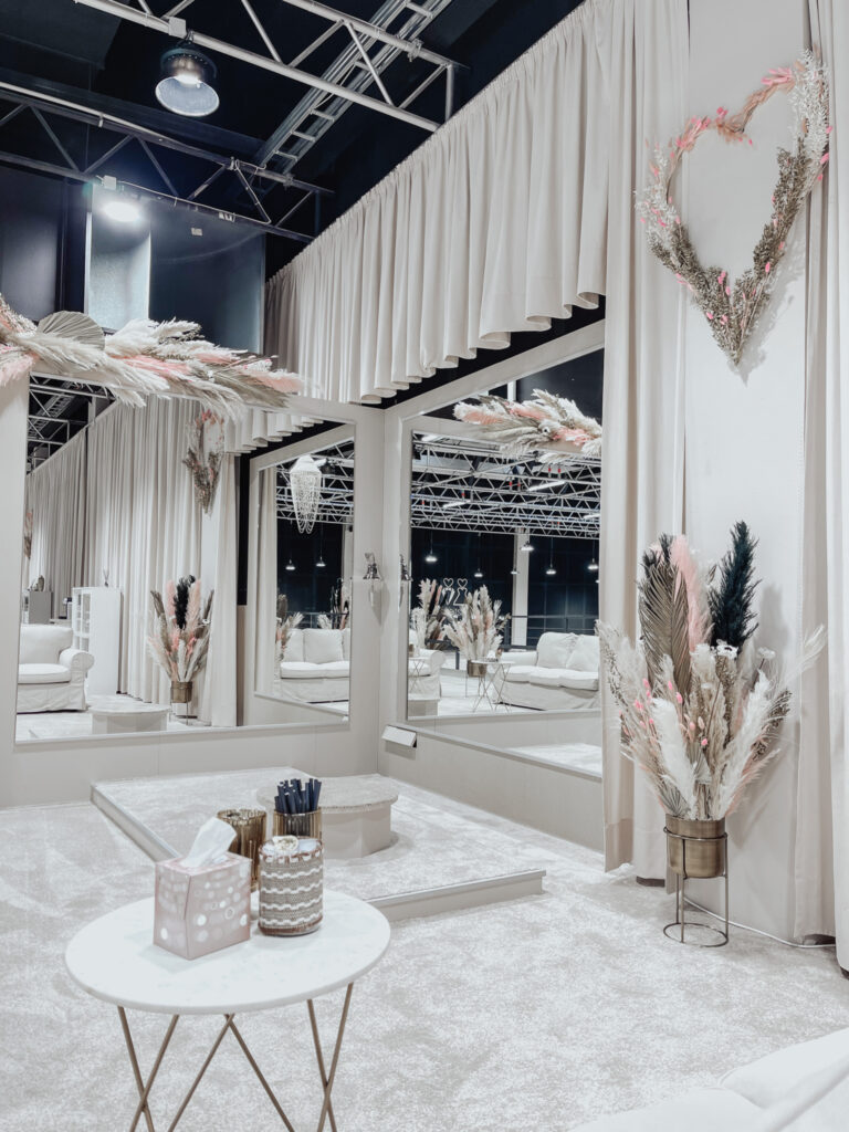 hochzeitsrausch Brautmoden - Eleganter Showroom mit stilvoller Hochzeitsdeko und Spiegeln für Brautkleid-Anprobe